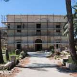 Alla fine della stradella ci si trova davanti a un edificio ricoperto da un'impalcatura messa su dagli operai che lo stanno ristrutturando. Presenta al piano terra un ingresso ad arco inserito tra due finestre e al primo piano tre aperture che si affacciano su un'estesa balconata
